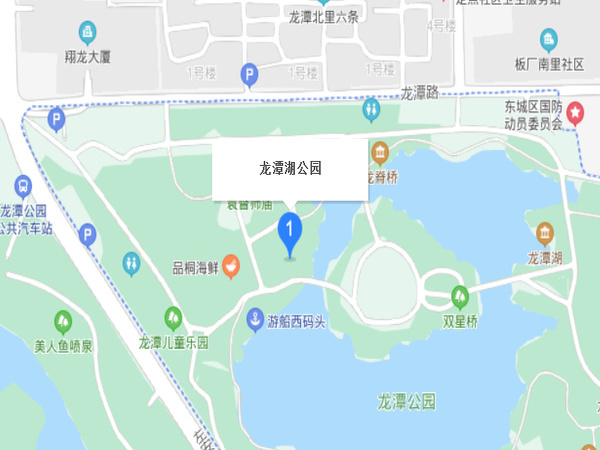 龍?zhí)逗?>龍?zhí)逗?，位于北京市東城區(qū)外城東南隅，龍須溝流經(jīng)此地，故命名為“龍?zhí)逗?rdquo;。為古高梁河穿過的地區(qū)，屬海河流域北運河支流通惠河支流護(hù)城河水系。因明圍筑外城墻的窯坑積水形成，中華人民共和國建國后，疏挖成三處湖面，面積44.3萬多平方米，并于1980年代建成大型河湖公園（龍?zhí)逗珗@、北京游樂園、龍?zhí)段骱珗@）。也是南城雨水的調(diào)蓄湖泊</ul></div>
<div   id=